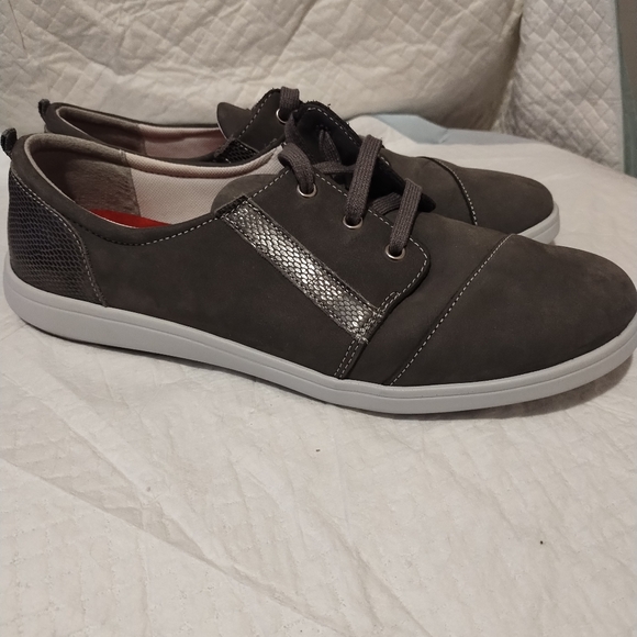 New SAS  (nwot) women Marnie sneaker snake gray size 11N - Picture 3 of 7